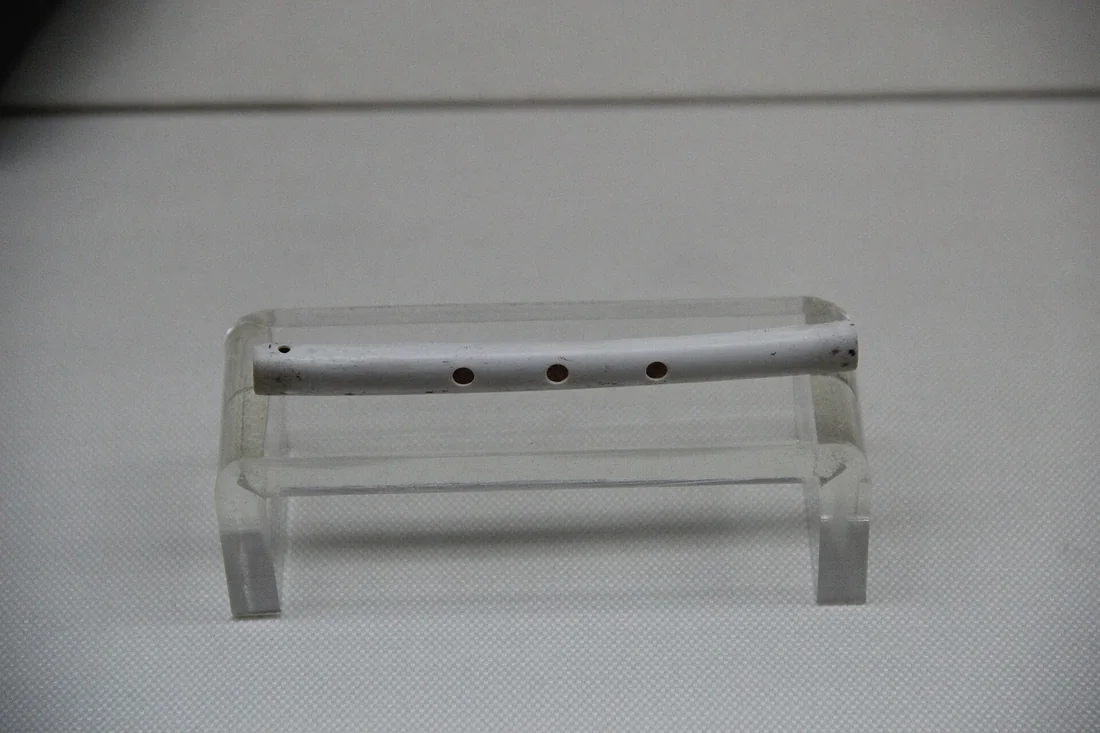 Fl&ucirc;te en os de la culture de Peiligang, 6200 &agrave; 5500 avant notre &egrave;re, expos&eacute;e au mus&eacute;e du Henan &agrave; Zhengzhou.