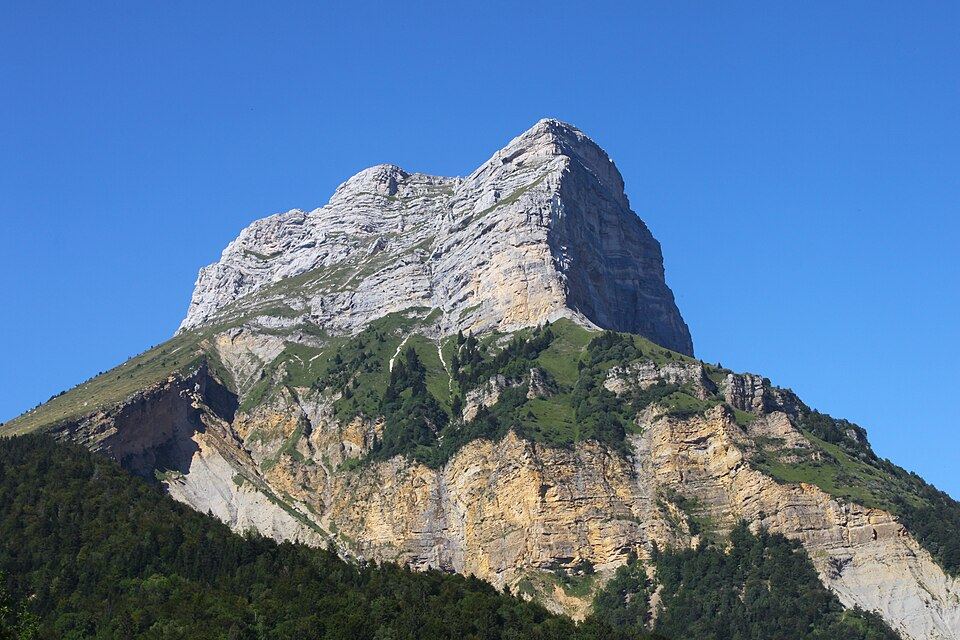 La Dent de Crolles et ses falaises calcaires