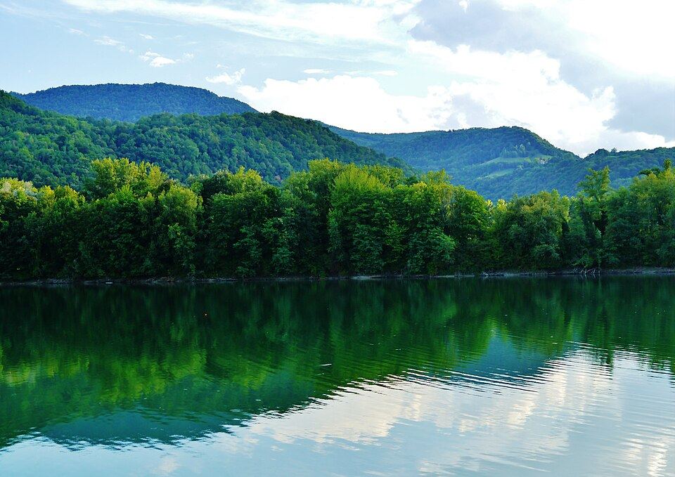 Le lac de la Taillat, reflets des montagnes