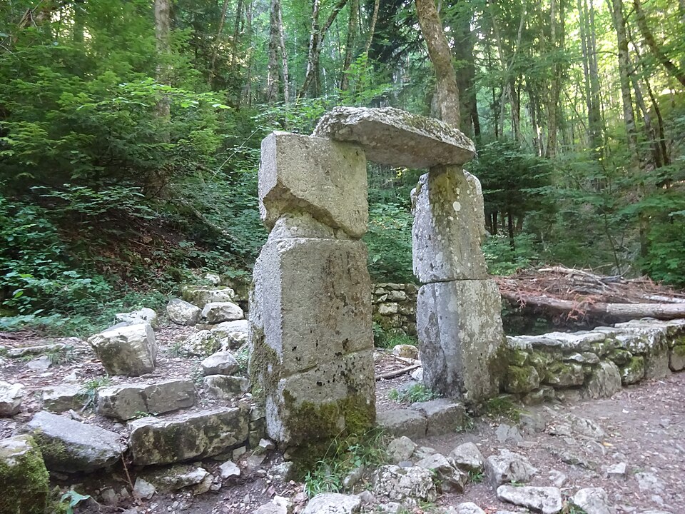 L'encadrement de porte monolithique et le bâtiment